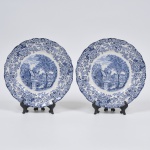 Fabricante: Johnson Bros Padrão: Mill Stream - Conjunto de dois pratos rasos em porcelana esmaltada inglesa nas cores azul e branco da década de 1950. Medida: 22,5 cm de diâmetro