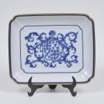 SPAL - PORCELANAS - PORTUGAL - Travessa de coleção em porcelana esmaltada portuguesa nas cores azul e branco com brasão e borda dourado. Verso com inscrição: " Armas atribuídas a    Matias de Albuquerque que, após ter combatido em Mangalor  e contra as armadas de Colecut, foi capitão de Malaca e Ormuz, em 1577 e 1582 respectivamente, e Vice - Rei da INDIA DE 1591 A 1697. Medida: 27 cm x 22 cm