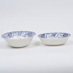 Fabricante: Johnson Bros Padrão: Mill Stream - Conjunto de duas legumeiras em porcelana esmaltada inglesa nas cores azul e branco da década de 1950. Peça maior - Medida: 22,5cm x 17,5cm x 6,5cm altura.Peça menor: 23,5cm x 7,5cm altura.