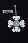Medalha e comanda MERITO MILITAR, anverso gravado Republica Federativa do Brasil 1934. Dourada com  esmalte branco e verde . 5x5 cm e 2x2 cm