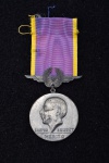 Medalha Mérito Santos Dumont Força Aérea Brasileira do Ministério da Aeronáutica possui fita, meados do século XX de prata. Fita possui marcas do tempo.
