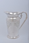 EBERLE - Jarra de água em metal espessurado à prata - Silverplated - Trabalhos lavrados. Medida: 22 cm x 12 cm x 21 cm