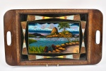 Antiga bandeja de coleção da década de 1940 em madeira nobre com rico trabalho de marchetaria e trabalho interno com asas de borboleta; Medida: 49 cm x x 29 cm; Possui marcas do tempo.