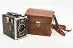 Antiga câmera fotográfica ZEISS IKON - BOX Tengor, de fabricação alemã entre os anos 1926 e 1956. Peça de coleção, conservada, com alça de couro preservada. Não foi testada.