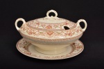 Sopeira com presentoir em seu padrão chamado DORSET feita em Stoke, Staffordshire, Inglaterra, na década de 1930. Este padrão em tom marrom e cor de marfim em porcelana tem rosas rubi e guirlandas  policromadas, grinaldas com folhas e volutas marrons e flores verde-limão conectam o padrão. Uma pequena faixa marrom floral e quadrada na borda e outra faixa interna de figuras geométricas perto da borda. Esta é em porcelana e é um item muito substancial, bem feito. Está em muito bom estado. Marca de sua manufatura em sua base. Medida: Sopeira 17 cm altura x 25 cm largura x 30 cm comprimento. Presentoir: 28,5 cm diâmetro.