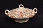 Terrina em seu padrão chamado DORSET feita em Stoke, Staffordshire, Inglaterra, na década de 1930. Este padrão em tom marrom e cor de marfim em porcelana tem rosas rubi e guirlandas  policromadas, grinaldas com folhas e volutas marrons e flores verde-limão conectam o padrão. Uma pequena faixa marrom floral e quadrada na borda e outra faixa interna de figuras geométricas perto da borda. Esta é em porcelana e é um item muito substancial, bem feito. Está em muito bom estado. Marca de sua manufatura em sua base. Medida: 12 cm altura x 23 cm largura x 26,5 cm comprimento.