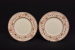 Lote de dois pratos rasos em seu padrão chamado DORSET feita em Stoke, Staffordshire, Inglaterra, na década de 1930. Este padrão em tom marrom e cor de marfim em porcelana tem rosas rubi e guirlandas  policromadas, grinaldas com folhas e volutas marrons e flores verde-limão conectam o padrão. Uma pequena faixa marrom floral e quadrada na borda e outra faixa interna de figuras geométricas perto da borda. Esta é em porcelana e é um item muito substancial, bem feito. Está em muito bom estado, um prato contendo ínfimo bicado em sua borda. Marca de sua manufatura em sua base. Medida: 23,5 cm diâmetro. @