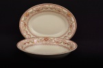 Lote de duas  saladeiras ou travessas fundas em seu padrão chamado DORSET feita em Stoke, Staffordshire, Inglaterra, na década de 1930. Este padrão em tom marrom e cor de marfim em porcelana tem rosas rubi e guirlandas  policromadas, grinaldas com folhas e volutas marrons e flores verde-limão conectam o padrão. Uma pequena faixa marrom floral e quadrada na borda e outra faixa interna de figuras geométricas perto da borda. Esta é em porcelana e é um item muito substancial, bem feito. Está em muito bom estado. Marca de sua manufatura em sua base. Medida: travessa maior: 5 cm altura x 19,5 cm largura x 25,5 cm comprimento; travessa menor: 5 cm altura x 17,5 cm largura x 23,5 cm comprimento.