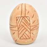 HELOISA ALVIM - Escultura em cerâmica artística feita à mão, peças assinada. Formato de oval. Medida: 16 cm de altura x 12 cm x 8 cm;