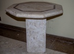 Mesa lateral em mármore com tampo octogonal Bege Bahia com aplique no centro em granito. Medida: 54 cm x 65 cm x 65 cm