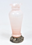 Vaso em vidro opalinado (soprado) em tom rosa com bordas em babado apoiado em base confeccionada em metal decorado por frutas em relevo. Medida Total: 26 cm de altura; Vaso: 23 cm de altura