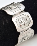 Belíssima pulseira em prata de lei teor 925 fabricada no Peru com decoração típica do país. Medida: 6,5 cm x 3 cm fechada.