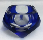 Grande cinzeiro em cristal da Bohemia double azul e branco, com rica lapidação dita dedão. Medida: 7,5 cm altura x 11 cm largura x 11 cm comprimento.