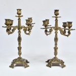 Par de candelabros em bronze maciço dourado para 5(cinco) velas com bobeches em formato quadrangular. Necessita limpeza. Medida: 43 cm x 30 cm