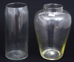 Dois GRANDES vasos decorativos em cristal e vidro europeus  sendo o menor em cristal italiano assinado. Medida:31 cm x 22 cm; 26 cm x 20 cm