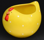 Galinha decorativa em cerâmica na cor amarelo ricamente policromada. Medida: 18 cm x 16 cm