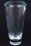 Grande vaso decorativo em grosso cristal translúcido com borda facetada, ínfimo bicado na borda. Medida: 35 cm x 17 cm