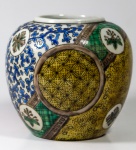 Belíssimo vaso pequeno em faiança vitrificado, oriental, com belíssima policromia nos tons dourado, azul, verde. Possui marca de manufatura no verso. (11x10)