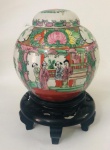 Potiche em porcelana esmaltada chinesa de decoração, tema oriental, policromado. Selo vermelho em sua base. Acompanha peanha em madeira. Medida: 17 cm x 15 cm x 7cm; Peanha: 16 x 11 x 9 cm.