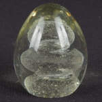 ORREFORS - Peso de papel assinado em cristal sueco em formato de "ovo" com bolhas em seu interior. Peça catalogada. Medida: 7 cm de altura