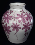 Pequeno vaso abaulado em faiança em tom creme e pintura floral na cor rosa e frisos dourados. Pintura feita à mão. Década de 1950 . Medida: 18 cm x 7 cm.