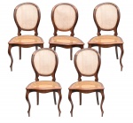 Conjunto de 5 cadeiras dito ''Medalhão'', em jacarandá, encosto e assento em palhinha indiana. Obs: Uma cadeira necessita colar o encosto. Medida: 95 cm de alt x 40 cm de prof x 50 cm de largura; Acompanha almofadas.