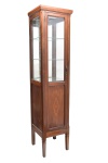 Móvel/vitrine em madeira nobre, primeira metade do século XX, decorada em marqueterie, cristal bisotado, possui duas prateleiras em vidro. Bom estado de conservação. Medida: 166  cm x 38 cm de prof x 36 cm