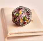 Espetacular anel em prata de lei em forma de uma flor com variadas pedras naturais. Peça lindíssima. aro 15.