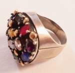 Espetacular anel em prata de lei com variadas pedras naturais e algumas partes em ouro. Aro 24.