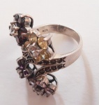 Espetacular anel com variadas Pedras em forma de flores. Aro 18. Prata de lei.