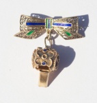 MINIATURA - Broche em prata de lei contrastada, filigranada  em vermeil, representando um laço com apito e detalhes em esmalta na cor azul royal e verde. Medida: 3 cm x 2,5 cm