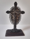 Arte Sacra - Antigo Crucifixo de mesa em estanho com a base em madeira. Tamanho 15cm.