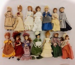COLECIONISMO - Conjunto de 14 bonecas de coleção em porcelana representando damas de época. Medida: 20 cm de altura.