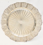 Grande Prato/medalhão de metal espessurado a prata com bordas rendilhadas e trabalhadas com detalhes florais vazado Medida: 34,5 cm diâmetro.