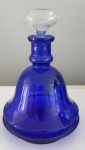 Elegante perfumeiro em vidro na cor azul,  sendo sua tampa  aplicador em vidro - Altura: 17 cm
