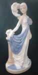 Belissíma dama em porcelana de alta qualidade produzida de forma primorosa com acabamentos delicados - Medidas : 15x10x30cm