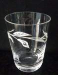 Conjunto com seis copos Shot  em fino cristal  lavrado com delicadas folhas e flor - Altura: 8 cm e Diâmetro:  6 cm