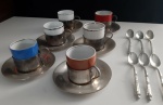 Conjunto de seis xícaras para café com seus pires, com suporte de metal acompanha seis colheres.
