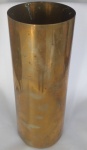 Projétil balístico cortado que virou um jarro, com numeração - Diâmetro: 11 cm e Altura: 29 cm
