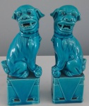 Cães de Fó (antigos cães sagrados da Ásia, que guardavam, e guardam, os templos budistas),Par de esculturas em porcelana esmaltadas e vitrificadas na cor azul turquesa. - Medidas 4,5x4,5x12 cm