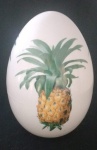 Lindo adorno de  porcelana formato de ovo ,  decorado com abacaxi. Med. 21x15 cm.