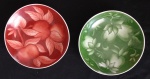 Par de pratos decorativo em porcelana pintado a mão - Diâmetro: 14, 5 cm