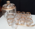 Poncheira confeccionada com vidro antigo , contendo dez canecas com alça, lindo detalhes em dourado, acompanha uma com concha em vidro - Altura: 30 cm e Altura: 8 cm ( caneca)