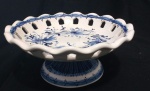 Fruteira com pé em porcelana com bordas vazada com detalhes em tons de azul  - Diâmetro; 24 cm  e  Altura:  10 cm