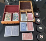 Lote com nove baralhos , acompanha duas caixas em madeira e quatro suporte para carta.