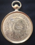 Miniatura de medalhão em metal amarelo  - Diâmetro:  8 cm