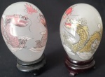 Par de ovos orientais em vidro com ricos desenhos e peanha em madeira - Altura: 09 cm