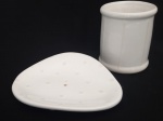 Saboneteira e pote em porcelana - Medida:  15x13 cm e Altura: 10 cm_