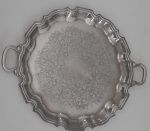 Antiquíssima bandeja inglesa Old Silver Plate, banho de prata já desgastado pelo tempo, mas ainda com uma beleza extraordinária - Diâmetro: .36 cm Contra marca no fundo,