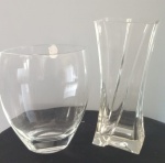 Dois vasos decorativos em vidro - Medidas: 20x25 cm e 13x31 cm , ambos com pequeno lascado.